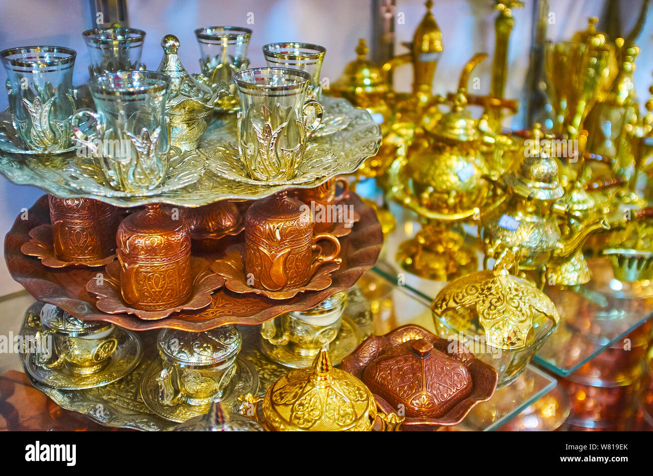 Persiano tradizionale tè set di ottone, rame e acciaio, decorata con raffinati motivi incisi e scrollwork, Ordu Bazaar, Shiraz, Iran Foto Stock