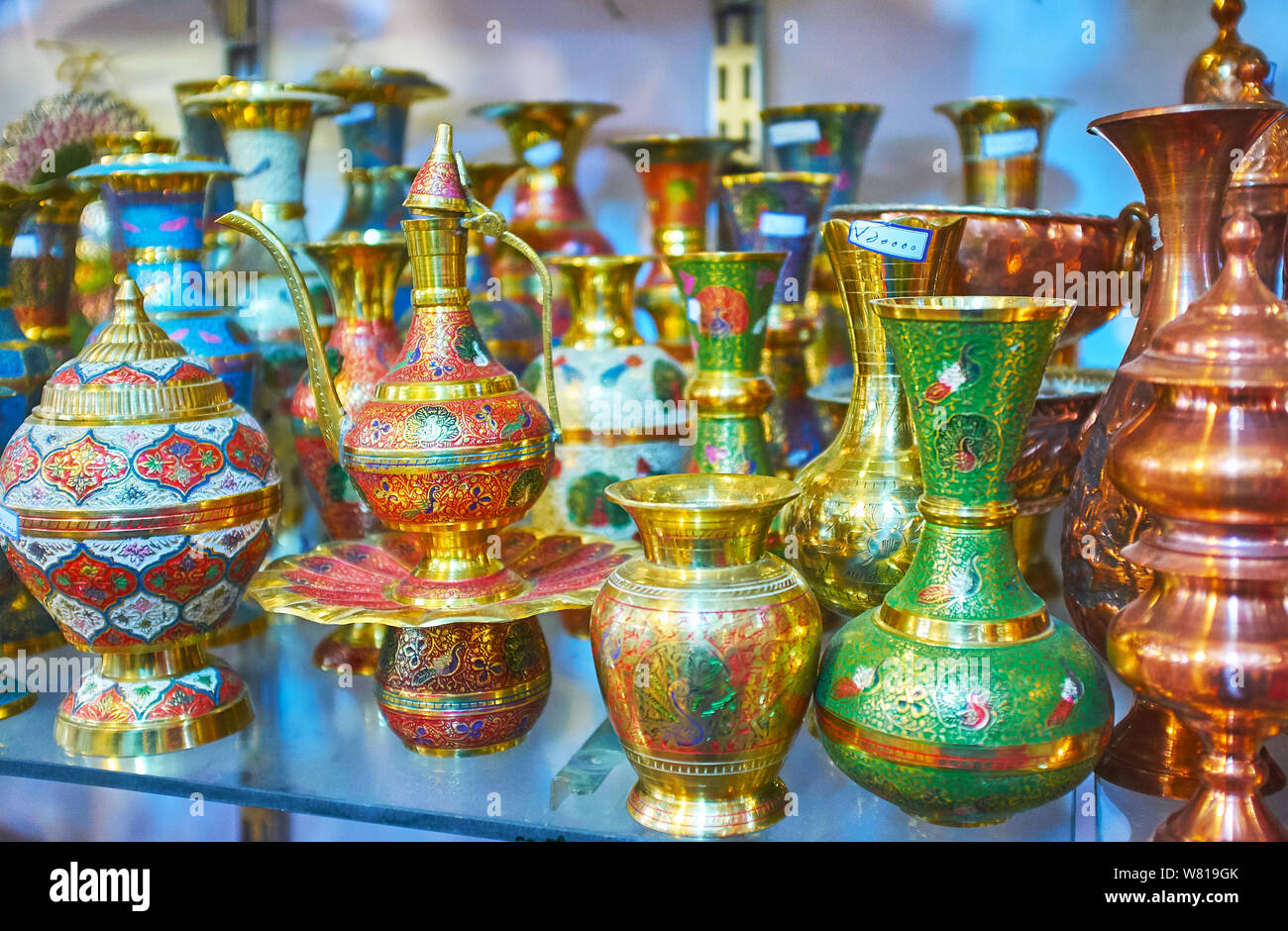 Il vasellame ornati di Meenakari tecnica decorativa; caraffe e caffettiere sono coperti con incisioni e smalti colorati, Shiraz, Iran Foto Stock