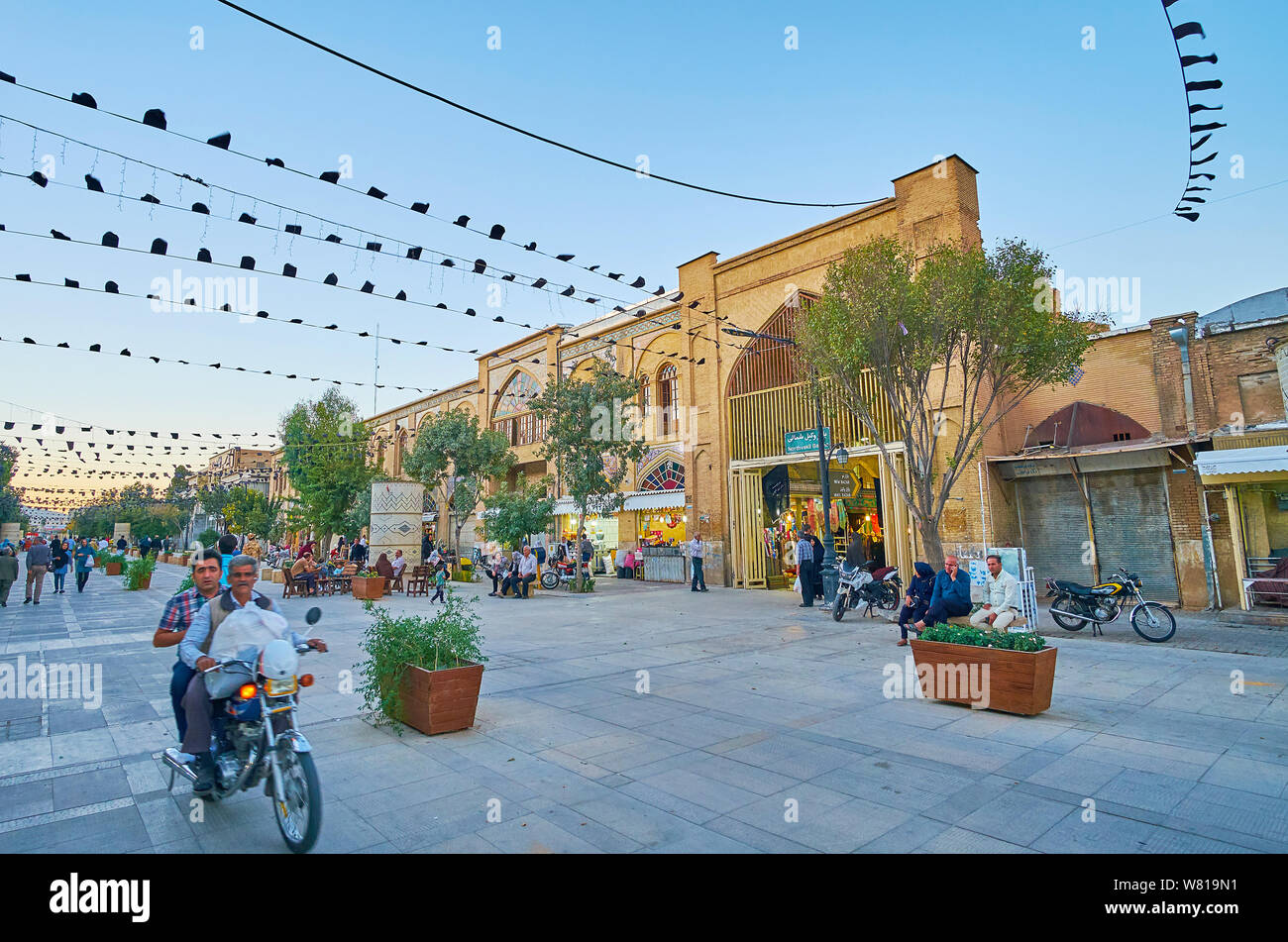 SHIRAZ, IRAN - 14 ottobre 2017: Godetevi la sera a piedi attraverso la zona pedonale di Zand street con molte attrazioni turistiche, le caffetterie e i portali della vecchia Vak Foto Stock