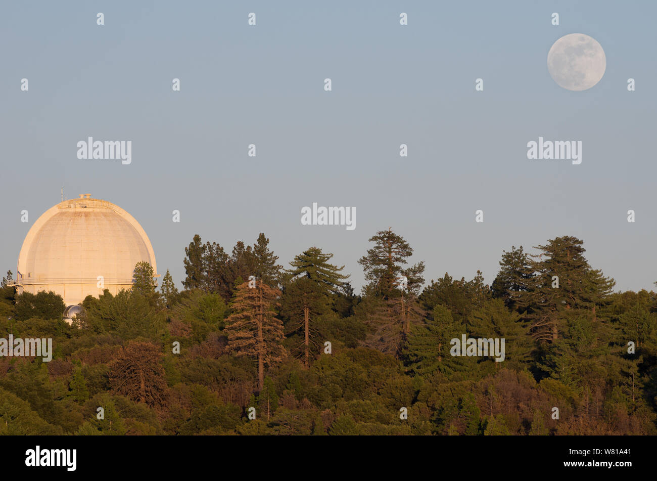 Luna crescente a Osservatorio di Mount Wilson in California. Mt Wilson è situato sulle montagne di San Gabriel. Foto Stock