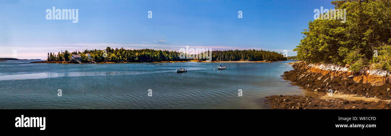 Panorama di Hog Island e il National Audubon camp natura attraverso Muscongus inferiore Bay a Brema, Maine, Stati Uniti d'America. Foto Stock