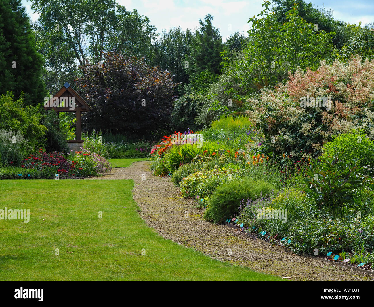 Bella frontiere misti con prati e percorsi a ginocchia arioso giardino vicino a York, Inghilterra, su di un bel giorno di estate Foto Stock