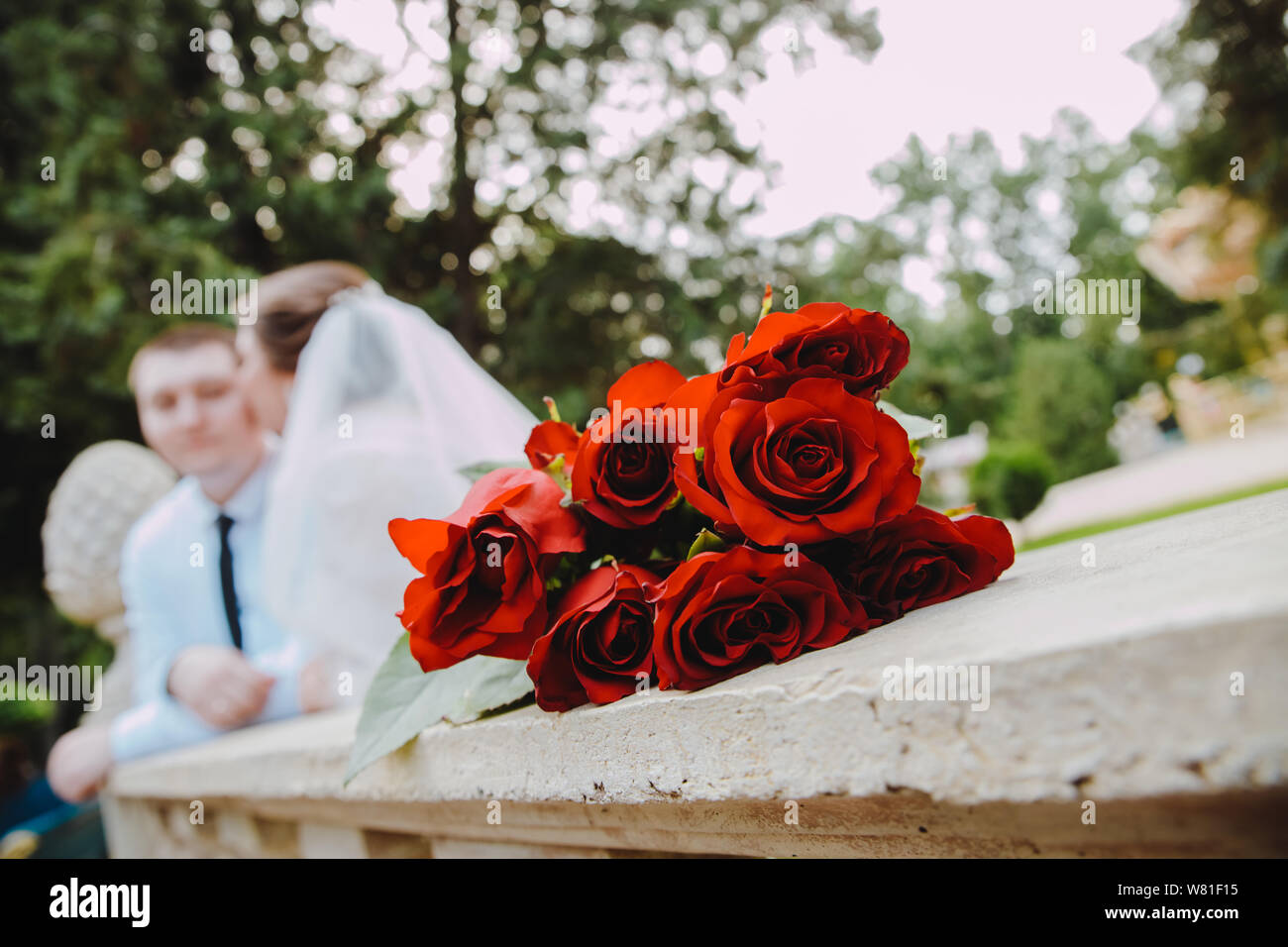 Wedding bouquet di rose rosse e fiori bianchi con anelli in una scatola Foto Stock