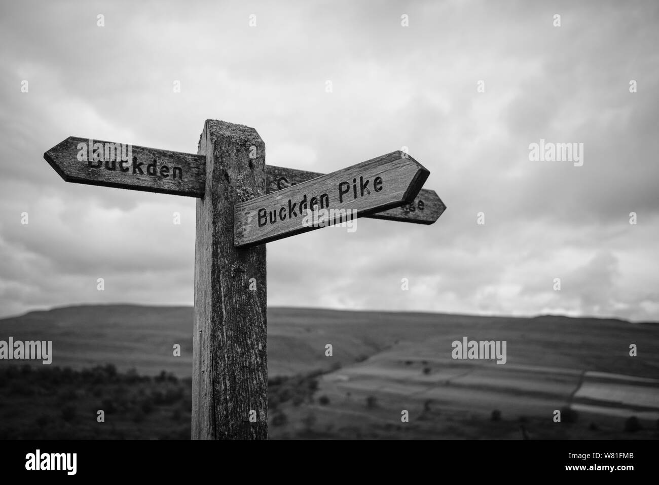 Buckden Pike direzione signpost, Superiore Wharfedale, North Yorkshire, Inghilterra, Regno Unito Foto Stock