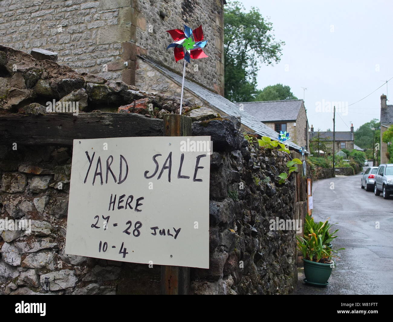 Manoscritte pubblicità segno un cortile di vendita in una fattoria in Bonsall un villaggio nel Derbyshire Peak District UK. Gioco casa vendita immobiliare Foto Stock