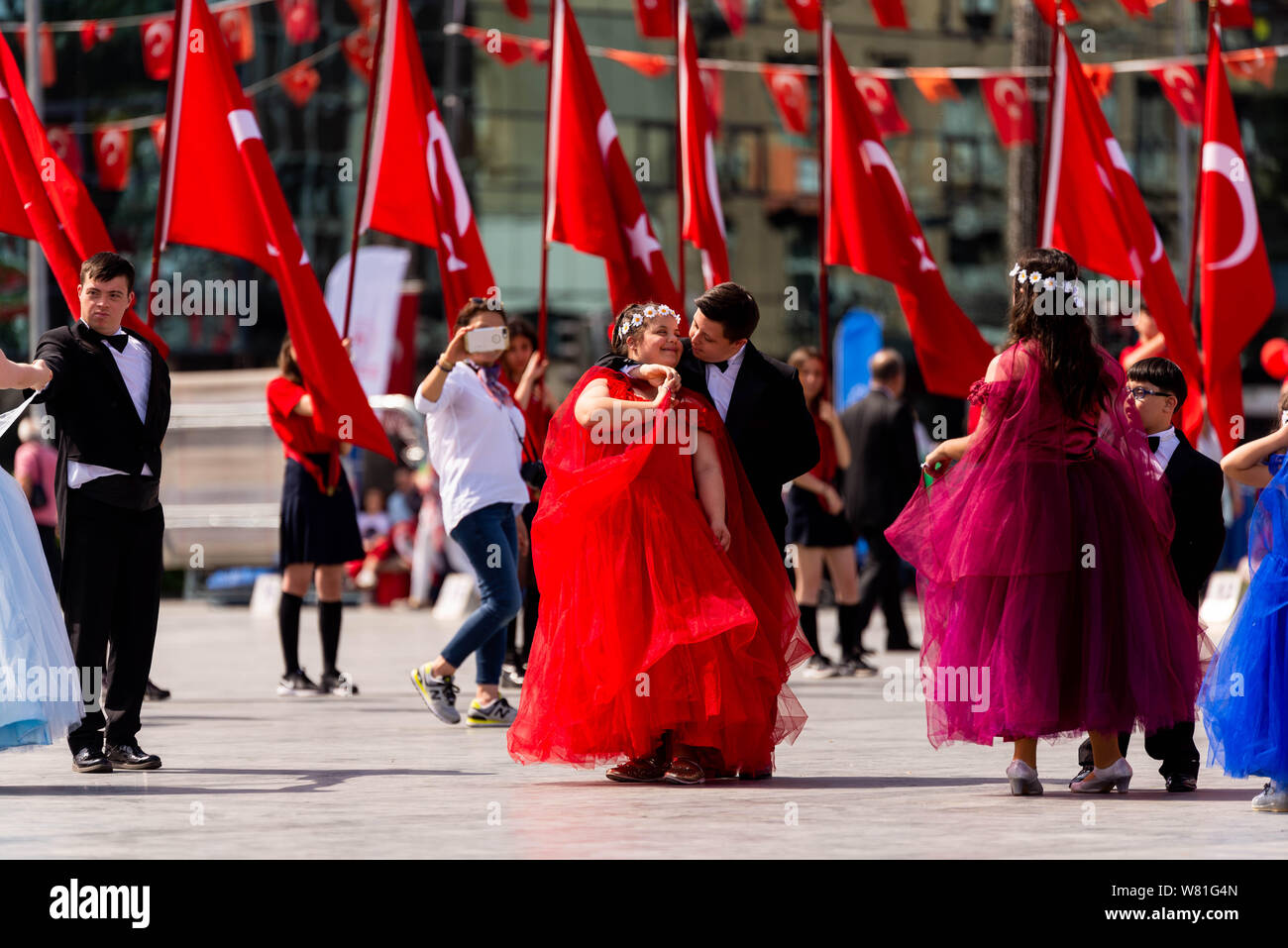 Izmir, Turchia - 19 maggio , 2019: Giù syndromed bambini danza performance celebrazioni del 19 maggio 2019 Memoriam di Mustafa Kemal Ataturk, gioventù un Foto Stock