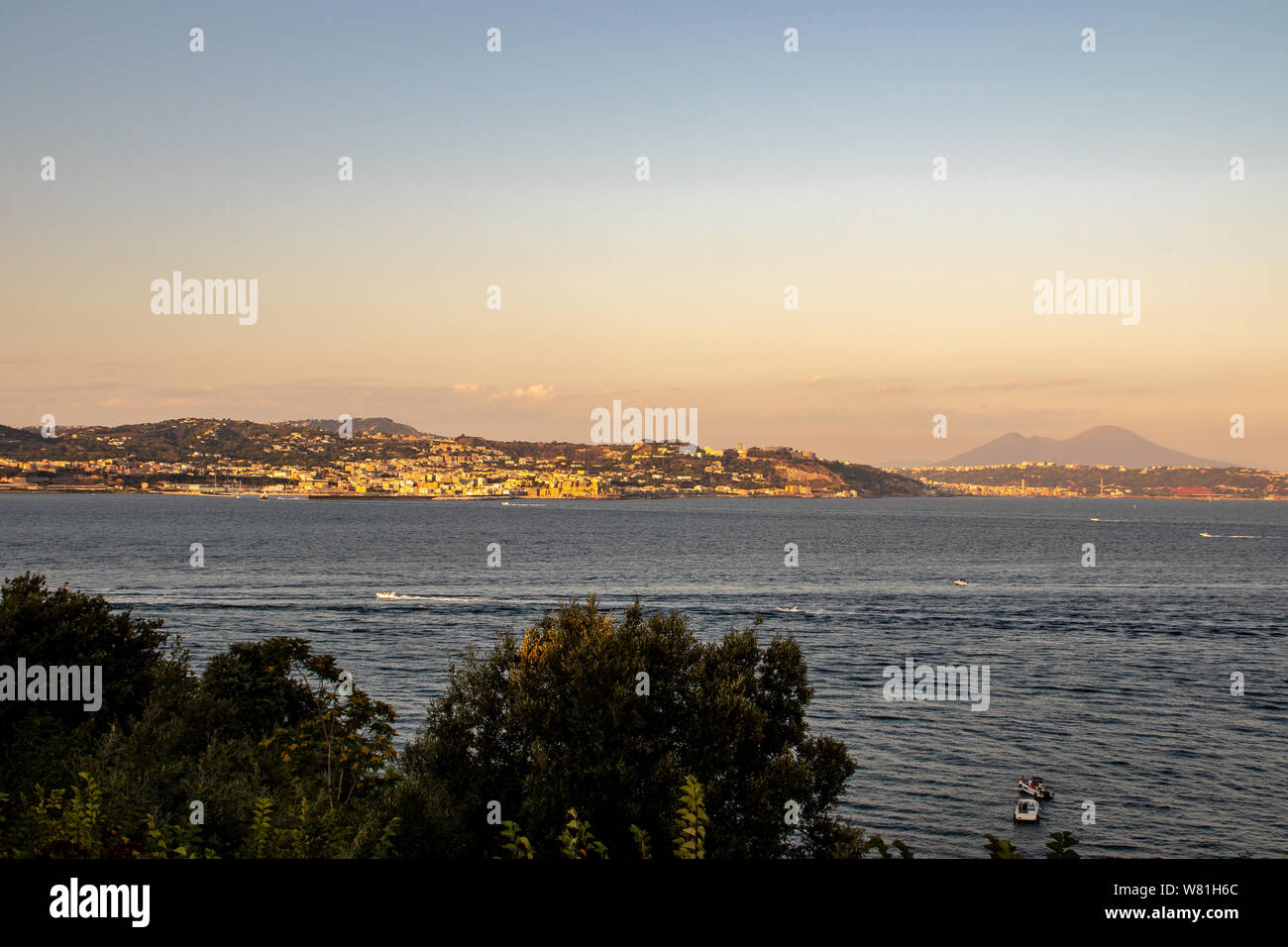 Bacoli, Napoli. Il Golfo di Pozzuoli con il Vesuvio sullo sfondo. Foto Stock