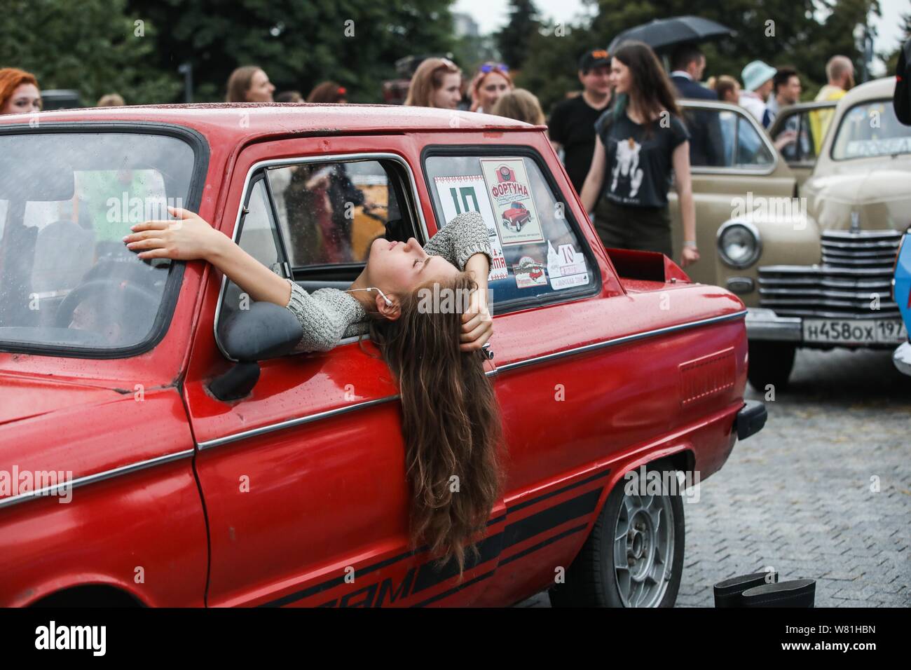 Mosca, Russia. Il 7 agosto, 2019. Un attrice prende parte a una street performance nel centro di Mosca, Russia, il 7 agosto, 2019. "Probka Mira", una street performance raffigurante un ingorgo, ha avuto luogo nel parco Muzeon del centro di Mosca il mercoledì. Circa 200 gli attori hanno preso parte le prestazioni. Credito: Maxim Chernavsky/Xinhua Foto Stock