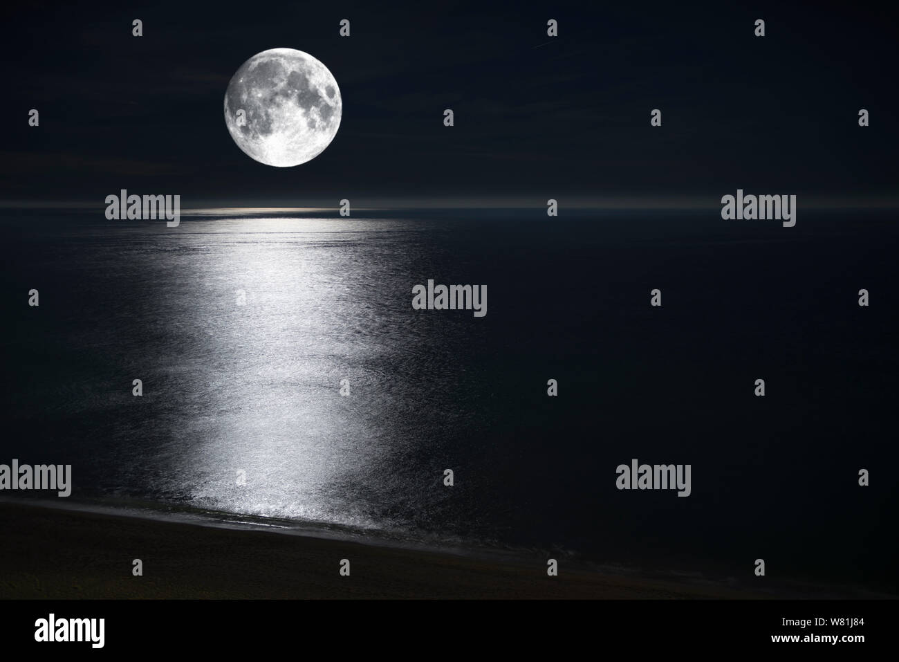 Luna sulla riva del mare Foto Stock