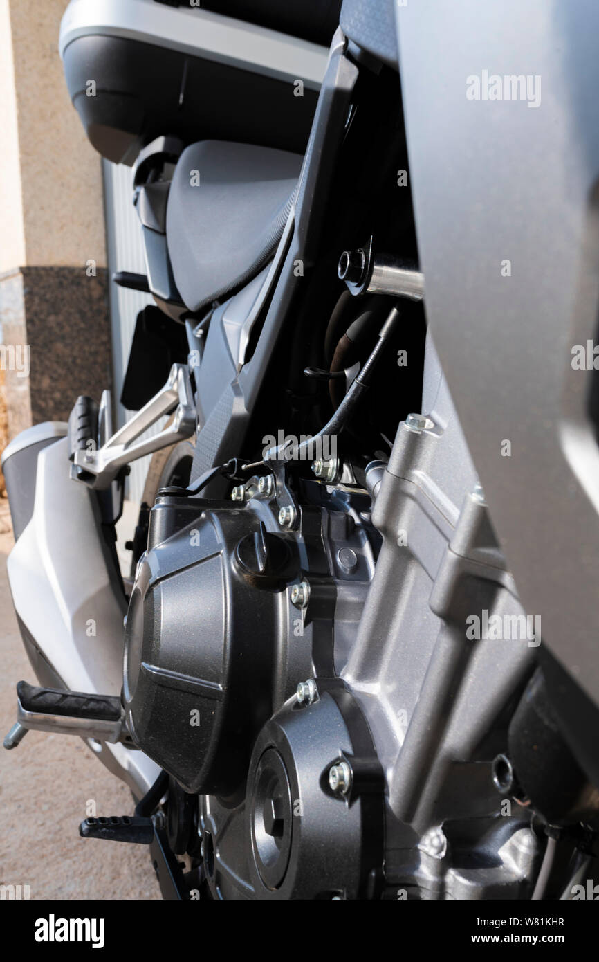 Close-up del motore e di scarico di un motociclo bella - l'immagine verticale Foto Stock