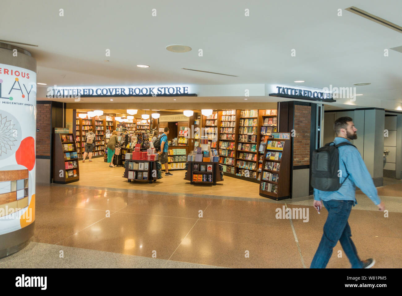 Coperchio strappati book store presso l'Aeroporto Internazionale di Denver terminale B Foto Stock