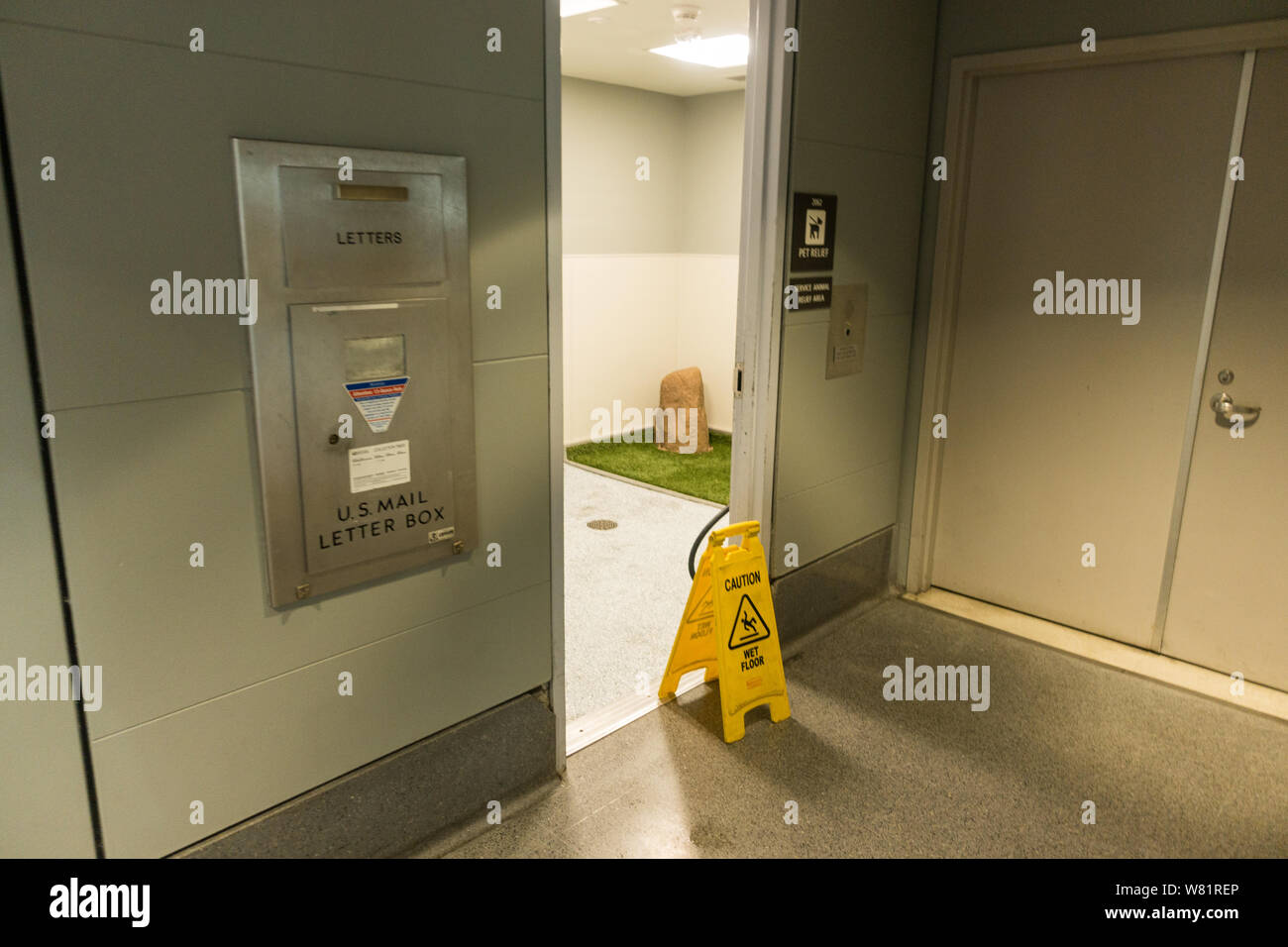 Animali di servizio / pet camera di sfiato, spazio all'Aeroporto Internazionale di Denver terminale B Foto Stock