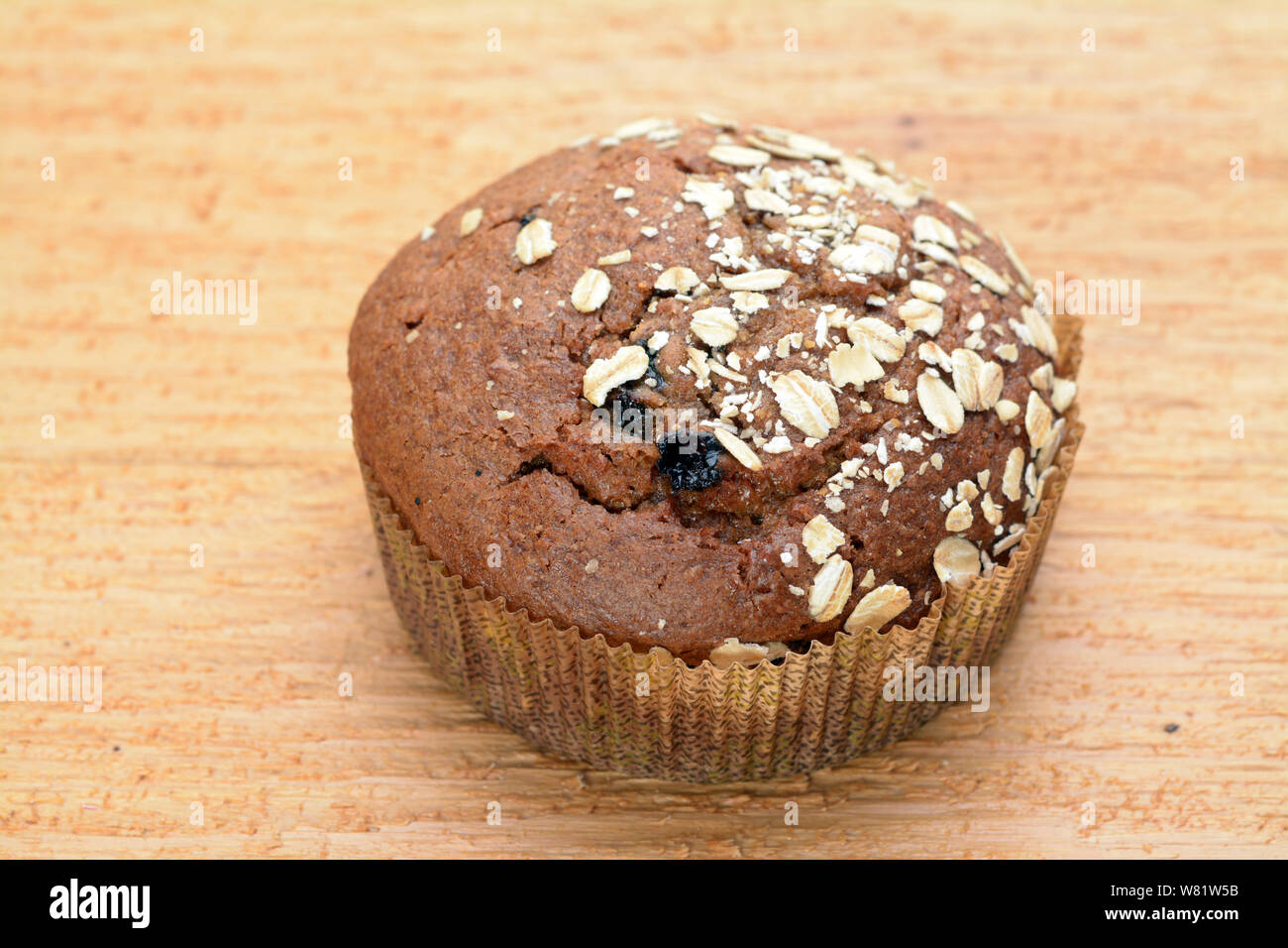 Muffin alla cannella sul tavolo di legno Foto Stock