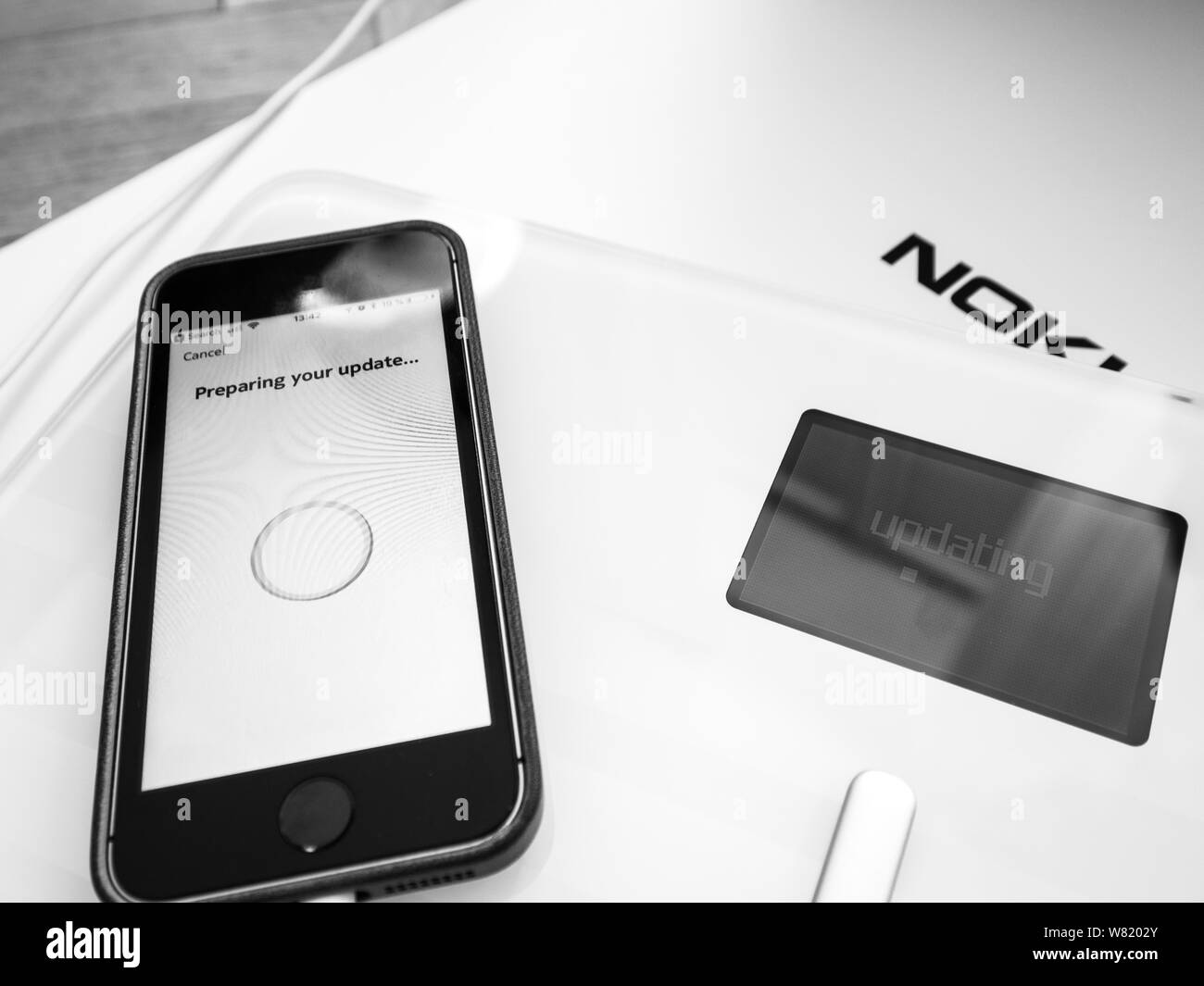 Parigi, Francia - 7 SET 2018: Unboxing e prima del processo di configurazione del nuovo Nokia corpo Withings Cardio smart impostazione della scala con il vicino allo smartphone iPhone preparare l'aggiornamento Foto Stock