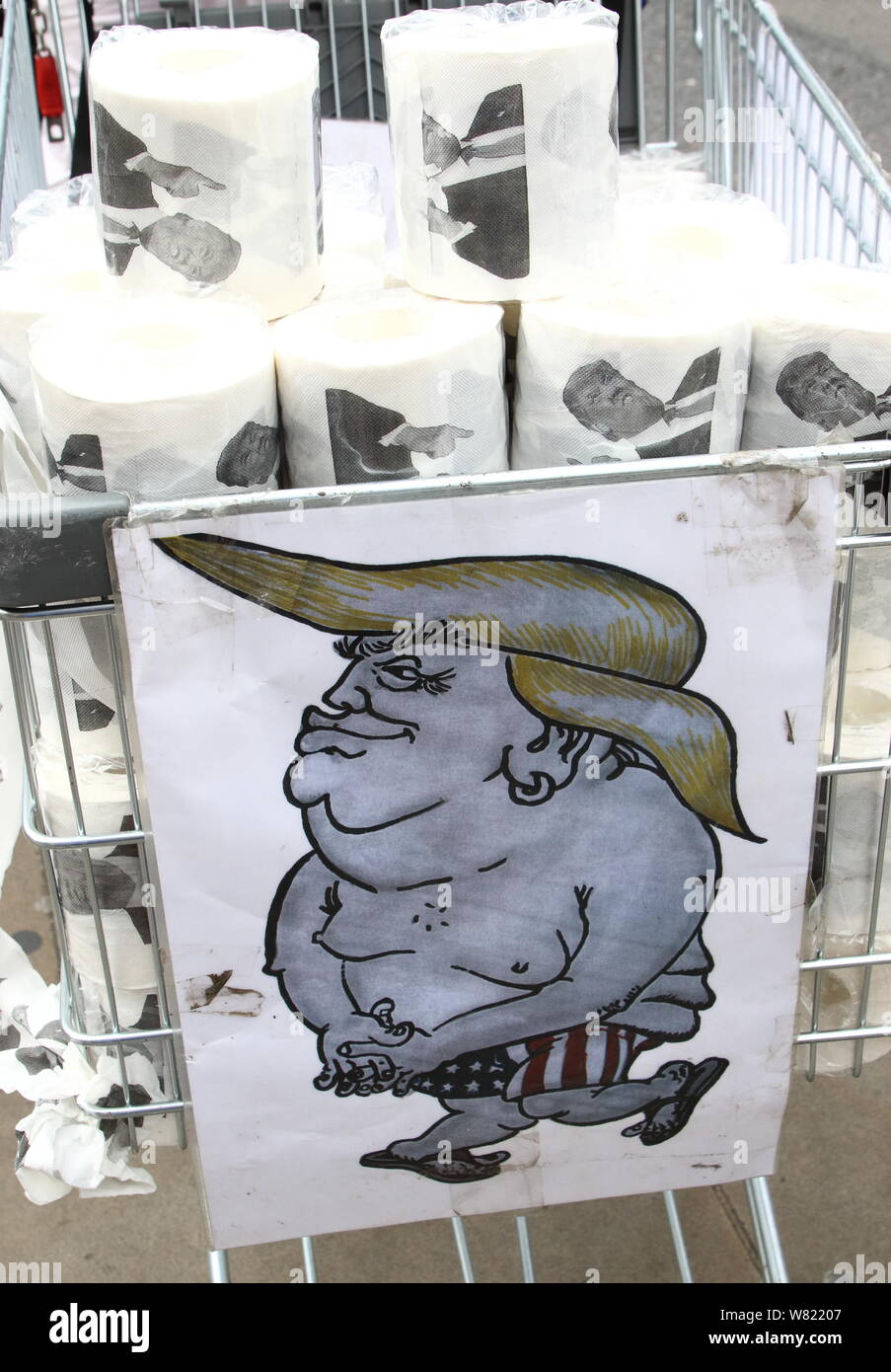 Una vista del Presidente Trump Carta igienica per vendita in Westminster. Foto Stock