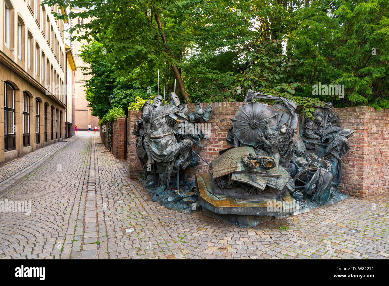Vista di Stadterhebungsmonument, famosa bella rilievo bronzeo scultura monumento commemorare e onorare la Düsseldorf ricevere diritti della città. Foto Stock