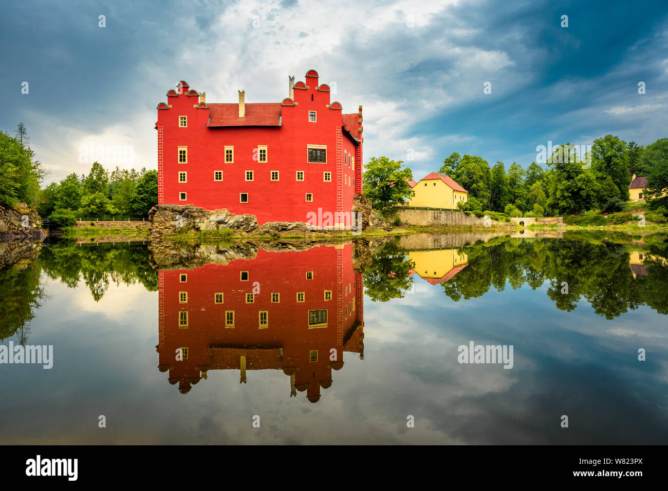 Červená Lhota è un castello in Boemia del Sud, Repubblica Ceca. Sorge al centro di un lago su un isolotto roccioso. Nome Červená Lhota - Rosso Lhota can b Foto Stock