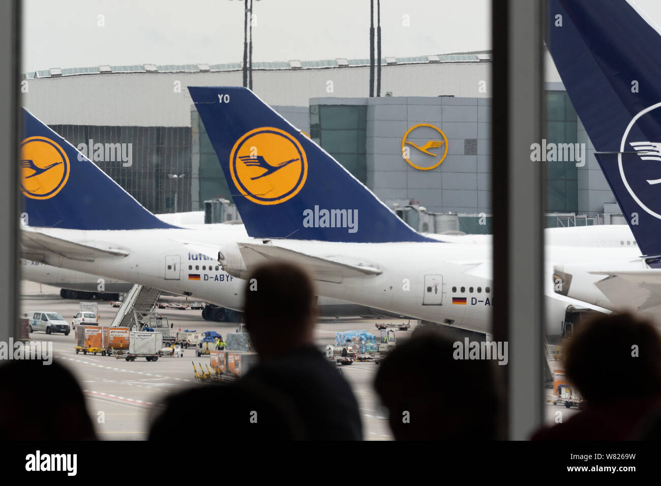 Passeggeri all'interno dell'edificio del terminal e piani di Lufthansa all'aeroporto di Francoforte, Frankfurt am Main, Germania, Europa Foto Stock