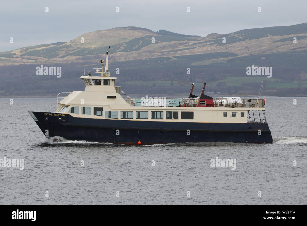 MV Clyde Clipper, a Firth of Clyde basato su nave passeggeri gestiti da Clyde Marine Services, passando East India Harbour a Greenock. Foto Stock