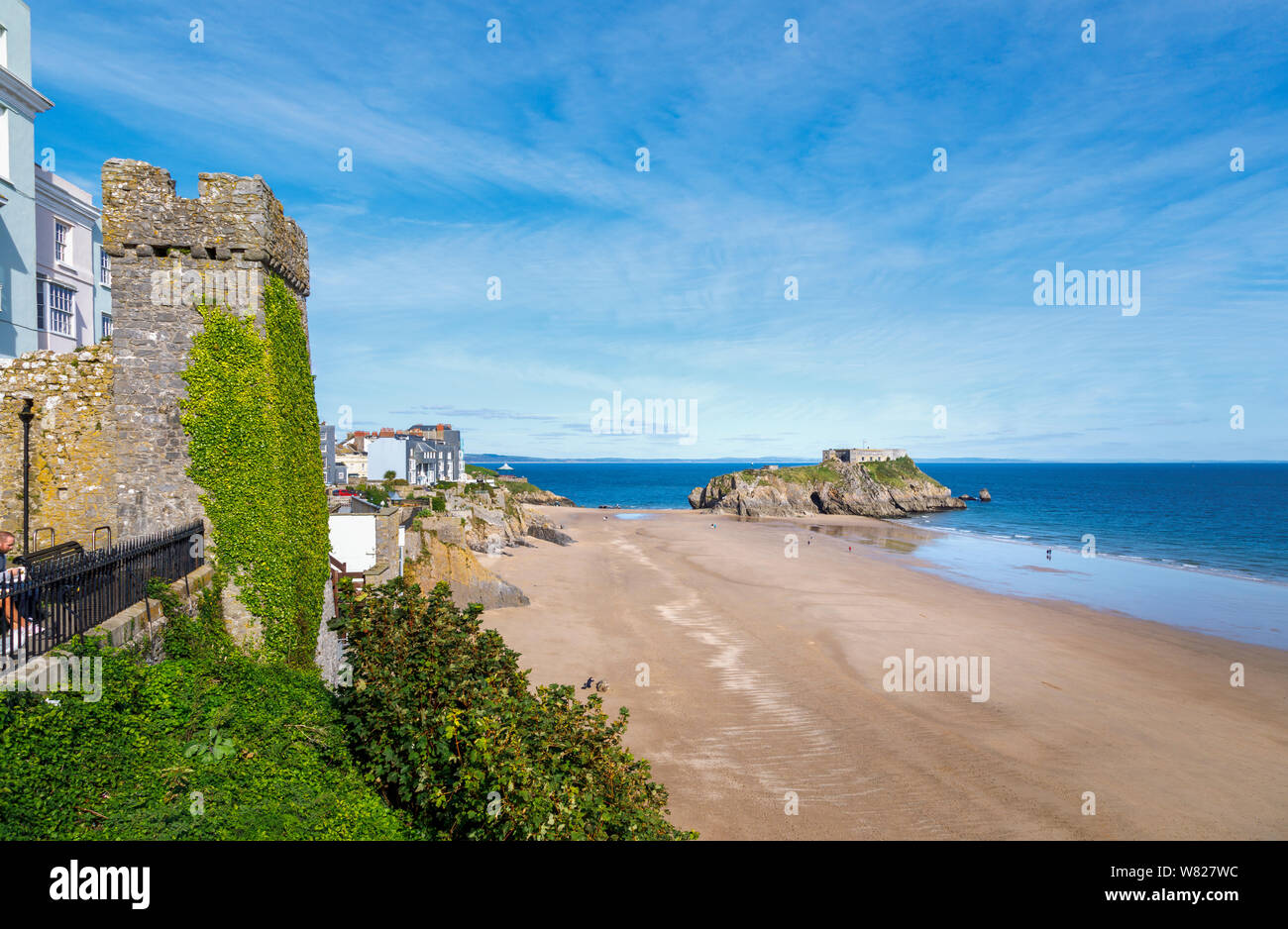 South Beach e Santa Caterina di isola in Tenby, una cinta muraria cittadina balneare in Pembrokeshire, South Wales coast sul lato occidentale della baia di Carmarthen Foto Stock