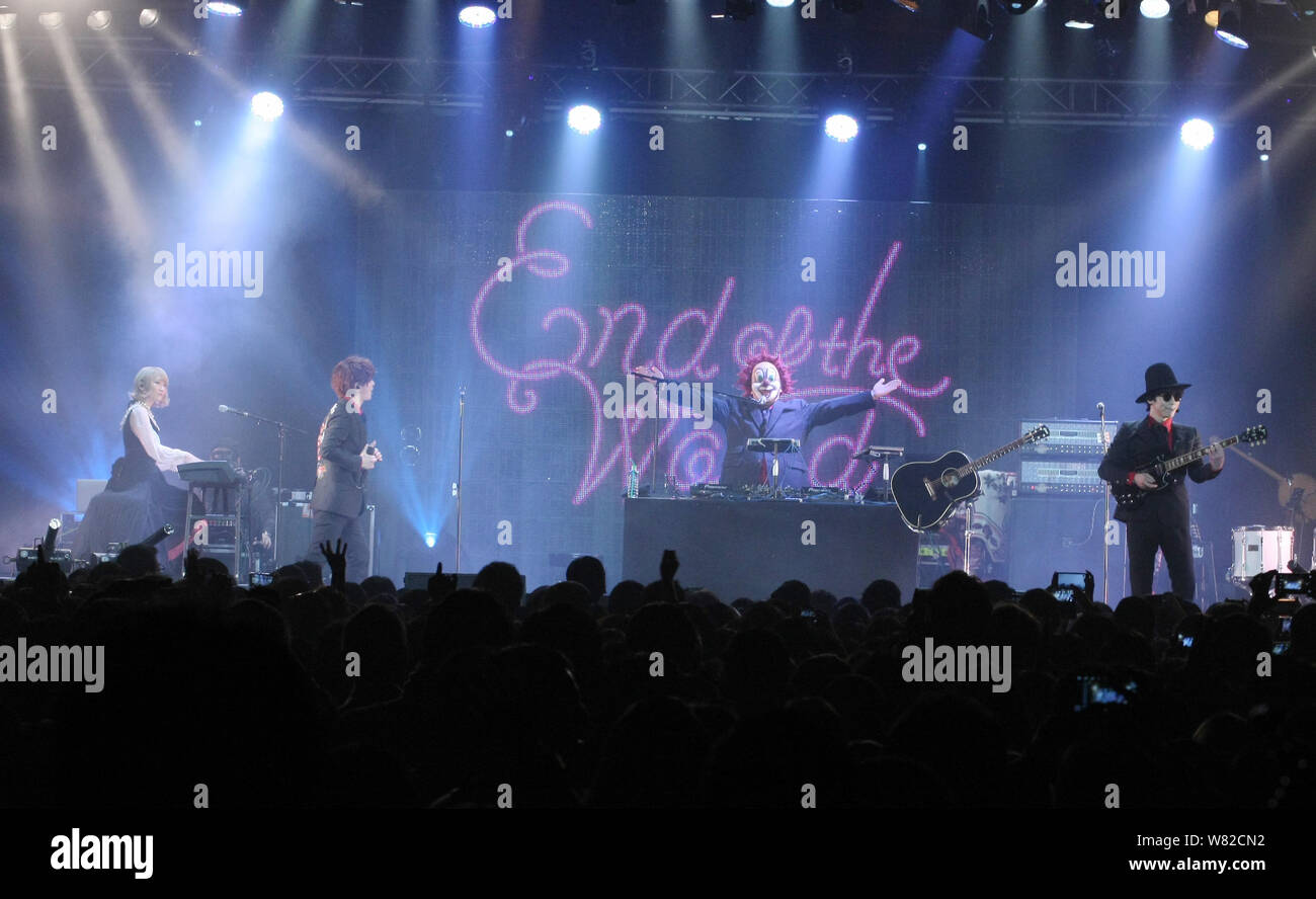 I membri della band giapponese Sekai No Owari eseguire durante un concerto a Taipei, Taiwan, 25 febbraio 2017. Foto Stock