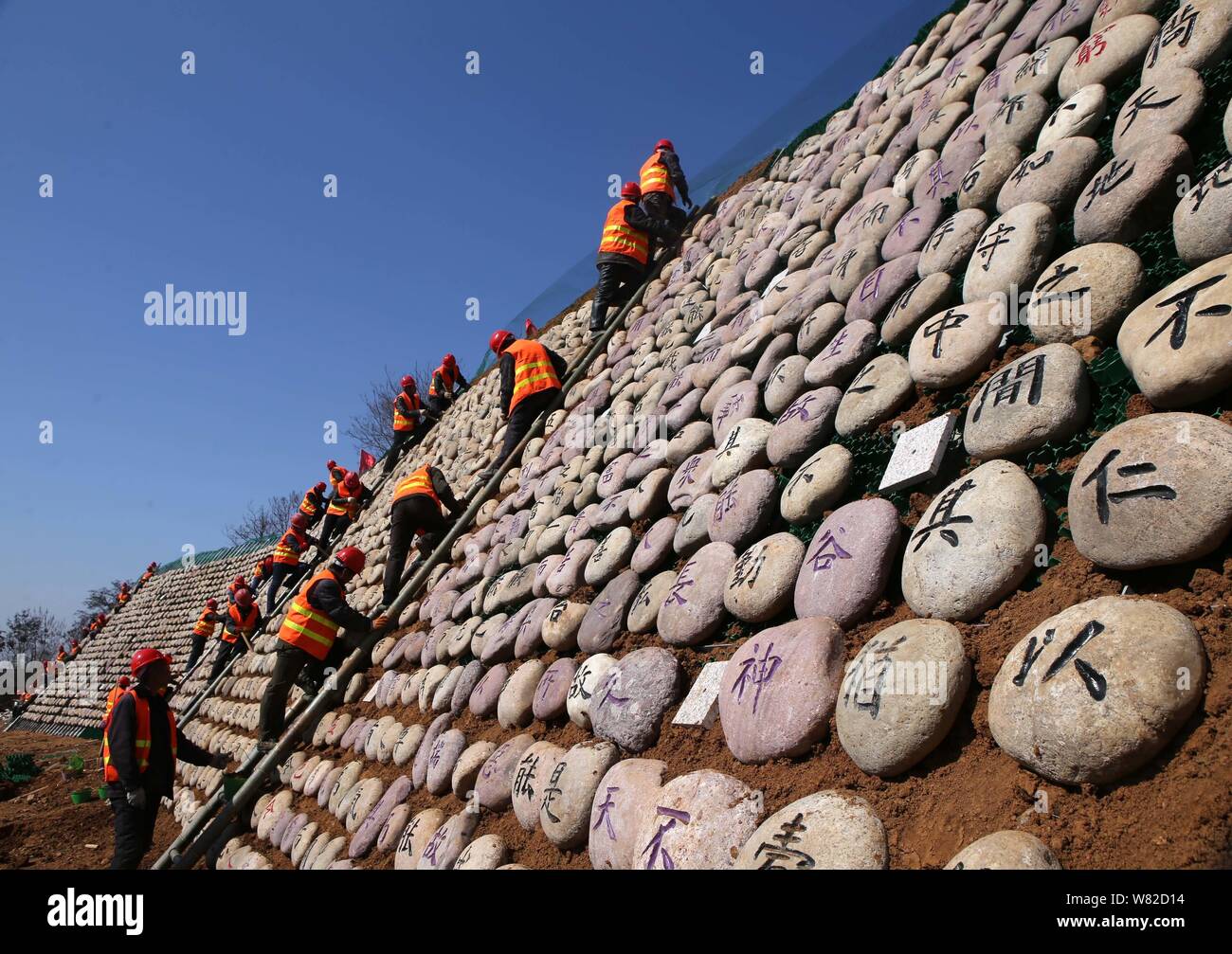 Visualizzazione dei lavoratori rocce scolpite con il testo del classico cinese Tao Te Ching', anche semplicemente indicata come Laozi, sulla montagna Wangwu in Jiyuan c Foto Stock
