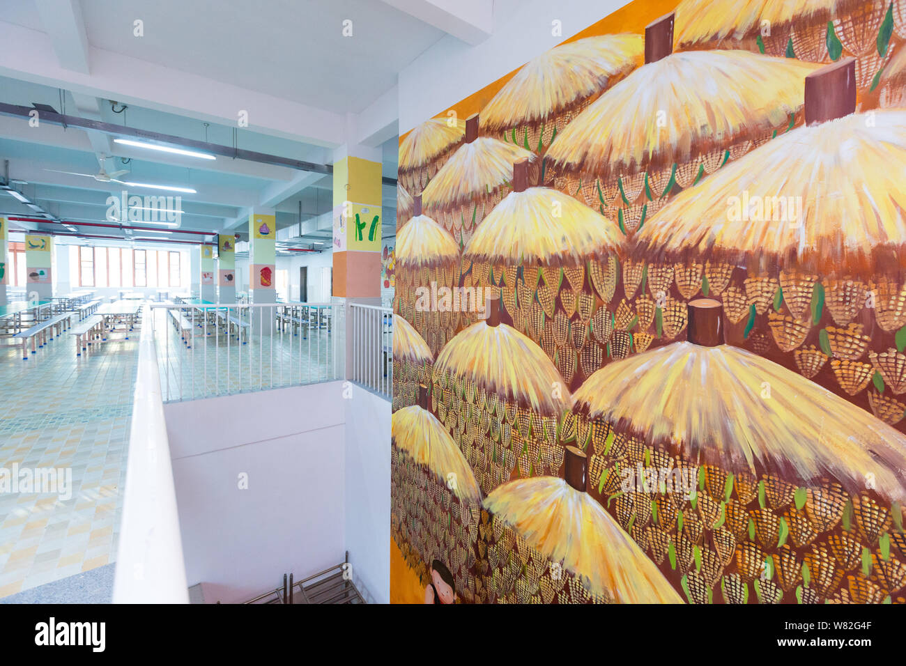 Vista interna della mensa della coloratissima primario per un nuovo semestre in Hangzhou, est della Cina di provincia dello Zhejiang, 14 febbraio 2017. Quando il Foto Stock