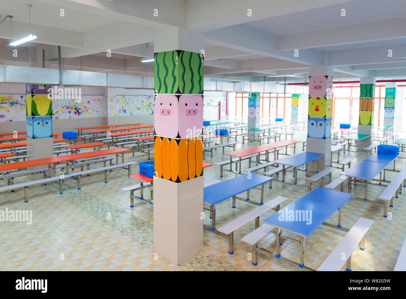 Vista interna della mensa della coloratissima primario per un nuovo semestre in Hangzhou, est della Cina di provincia dello Zhejiang, 14 febbraio 2017. Quando il Foto Stock