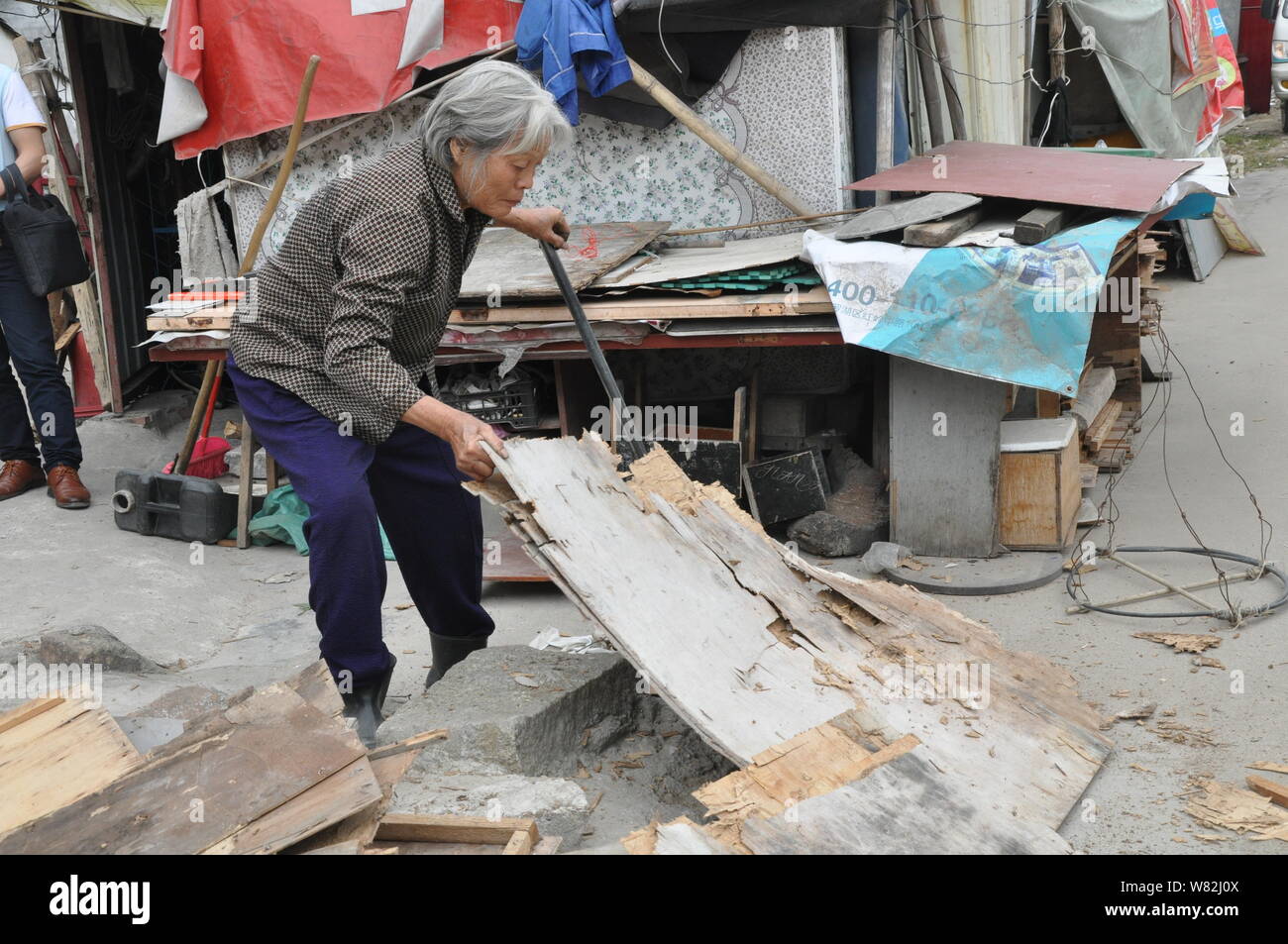 Anziani donna cinese Meng Yi, che ha adottato nove-anno-vecchia ragazza Mao Mao, è raffigurato al suo shanty casa in città Tangsha, Dongguan City, a sud della Cina di G Foto Stock