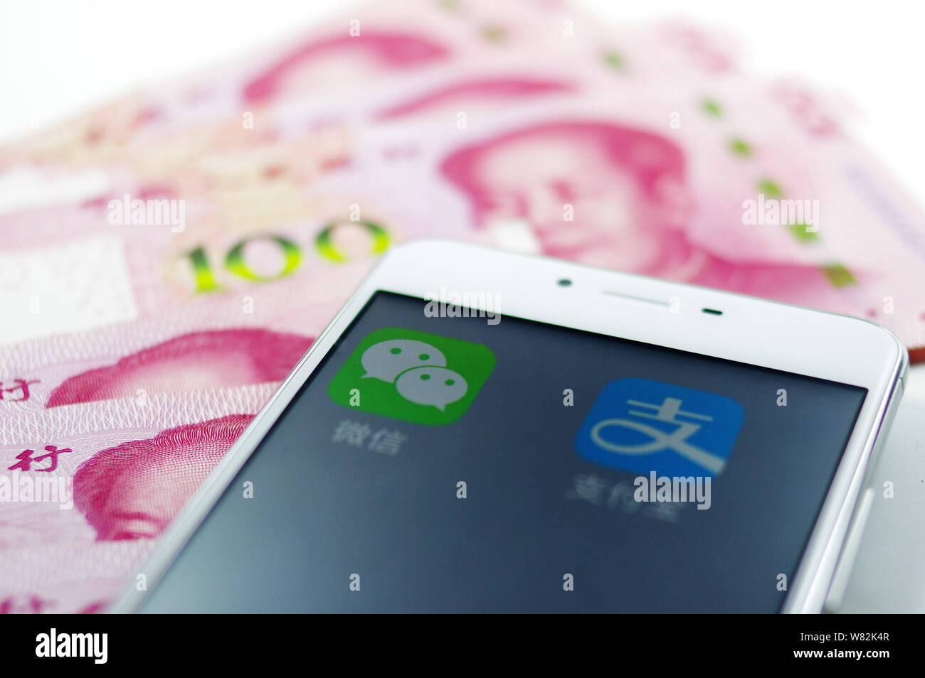 --FILE -- un telefono cellulare utente guarda le icone di Alipay, destra, il servizio di pagamento online di Alibaba's Ant, finanziario e l'applicazione Messaggistica Weixin, o W Foto Stock