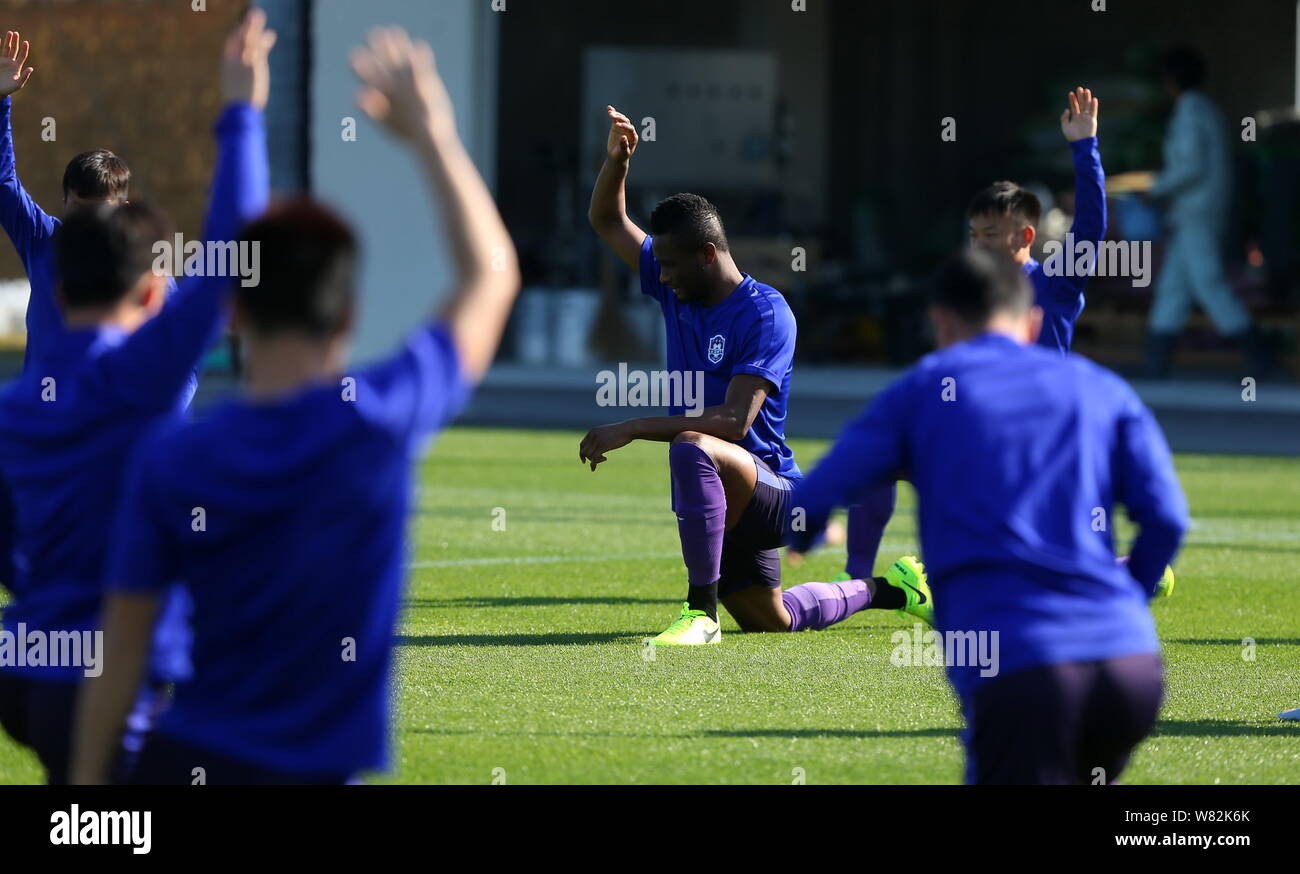 Nigeriano giocatore di calcio John Obi Mikel, centro e altri giocatori di Tianjin TEDA F.C. prendere parte a una sessione di formazione a Okinawa, Giappone, 16 febbraio Foto Stock