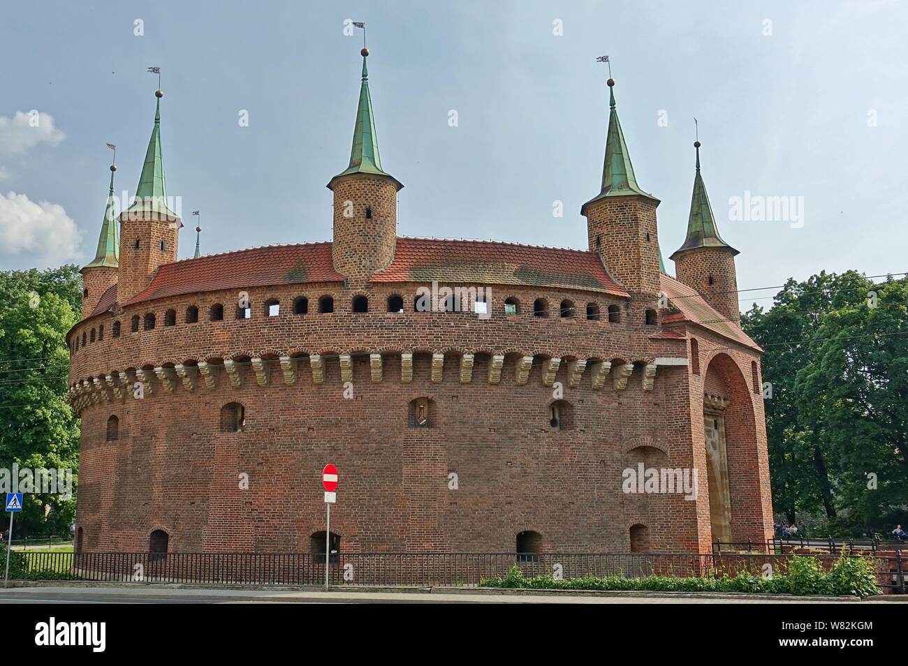 Cracovia in Polonia -25 maggio 2019- Vista del mattone Cracovia Barbican (Barbakan Krakowski), un avamposto fortificato cancello di accesso alla città vecchia di Cracovia, Polan Foto Stock