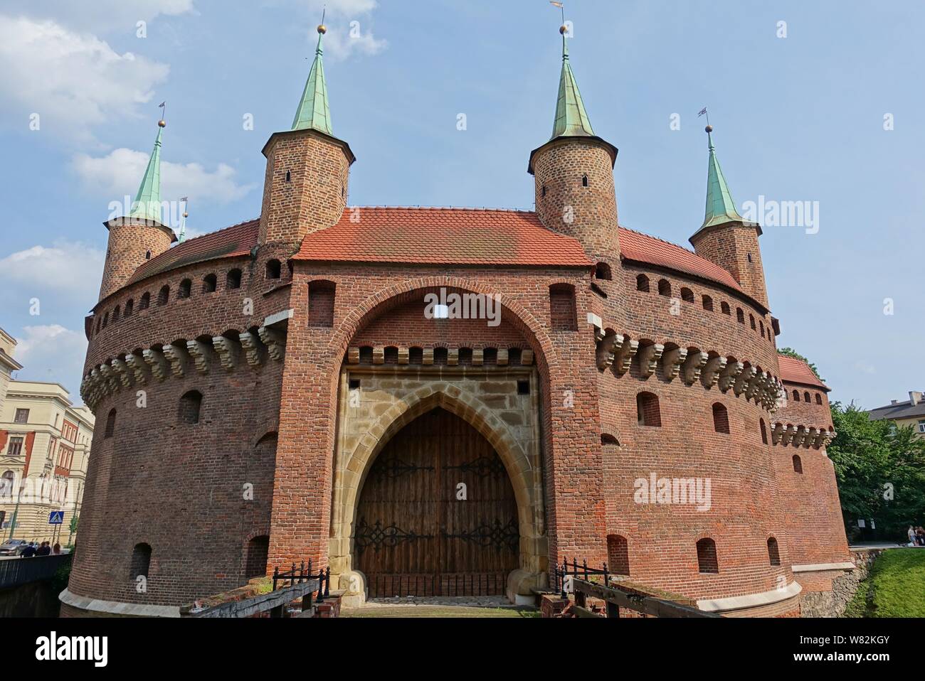 Cracovia in Polonia -25 maggio 2019- Vista del mattone Cracovia Barbican (Barbakan Krakowski), un avamposto fortificato cancello di accesso alla città vecchia di Cracovia, Polan Foto Stock