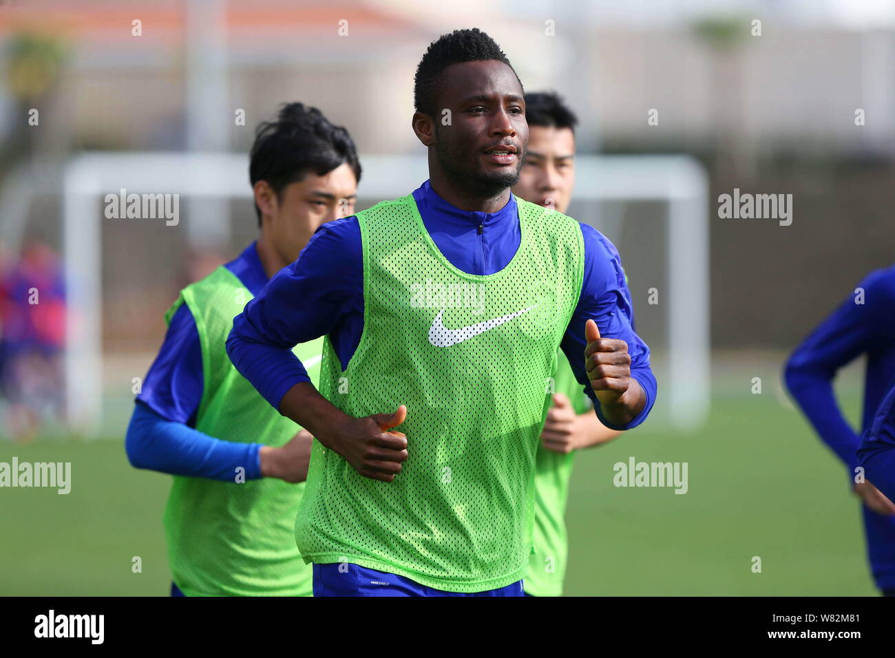 Nigeriano giocatore di calcio John Obi Mikel e altri giocatori di Tianjin TEDA F.C. prendere parte a una sessione di formazione a Okinawa, Giappone, 20 febbraio 2017. Foto Stock
