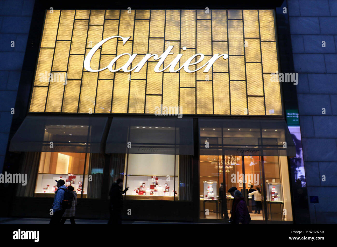 --FILE--pedoni a piedi passato una boutique alla moda di Cartier a Chongqing Cina, 14 gennaio 2017. Della Cina di recente recupero nella spesa di lusso può boo Foto Stock