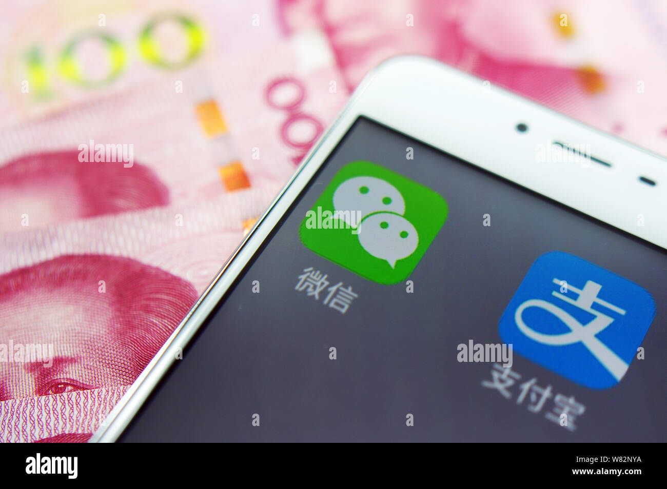 --FILE -- un telefono cellulare utente guarda le icone di Alipay, destra, il servizio di pagamento online di Alibaba's Ant, finanziario e l'applicazione Messaggistica Weixin, o W Foto Stock
