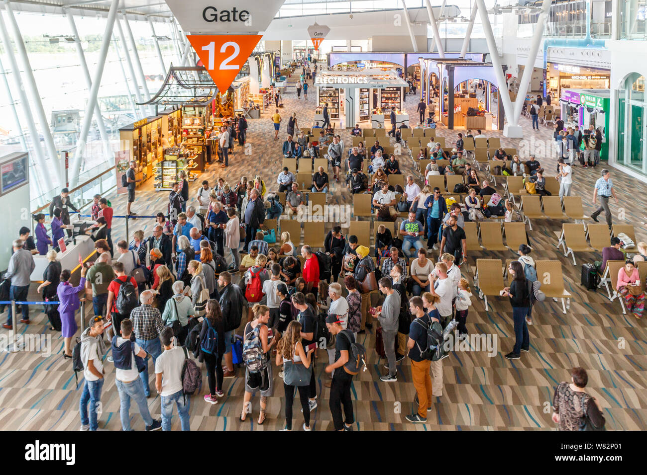 Phuket, Tailandia - 9 Novembre 2016: Occupato sala partenze nell'aeroporto internazionale di Phuket. Il terminale gestisce milioni di passeggeri l'anno. Foto Stock