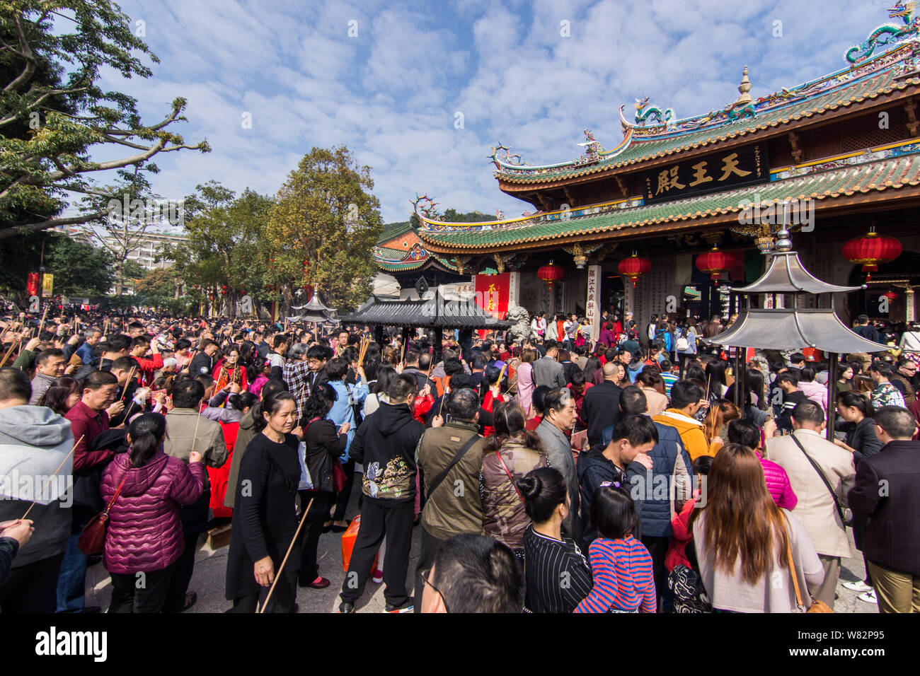 I turisti affollano il tempio Nanputuo o il Tempio di South Putuo durante la festa di primavera o Capodanno cinese (Anno del Gallo nella città di Xiamen, sudest ch Foto Stock