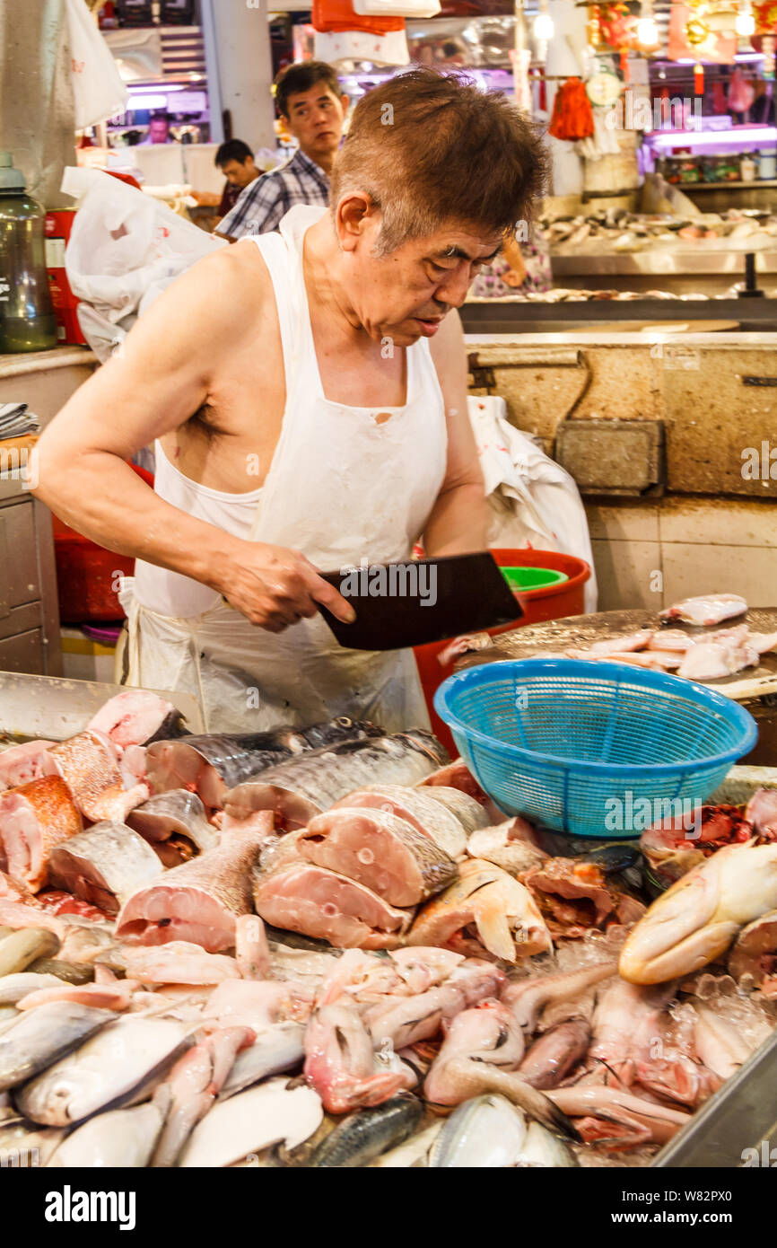 Singapore - 10 Novembre 2016: Pesce in stallo Tiong Bahru mercato umido. Il mercato è famoso per la sua qualità di cibo. Foto Stock
