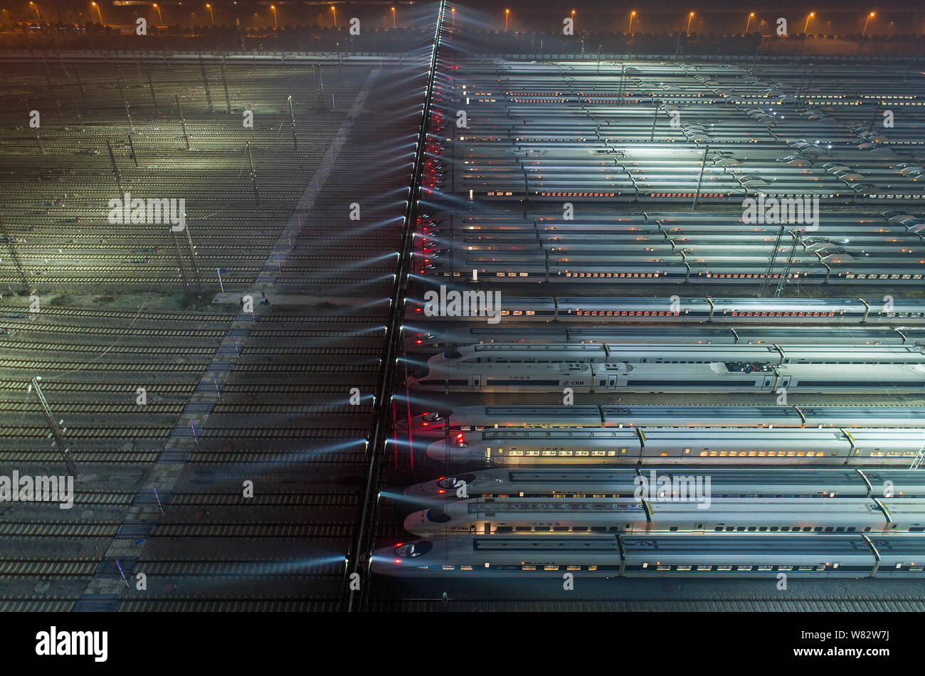 Vista aerea di CRH (Cina ferrovia ad alta velocità del treno bullet standby per il Festival di Primavera di viaggio rush, noto anche come "Chunyun' in corrispondenza di un mantenimento sta Foto Stock