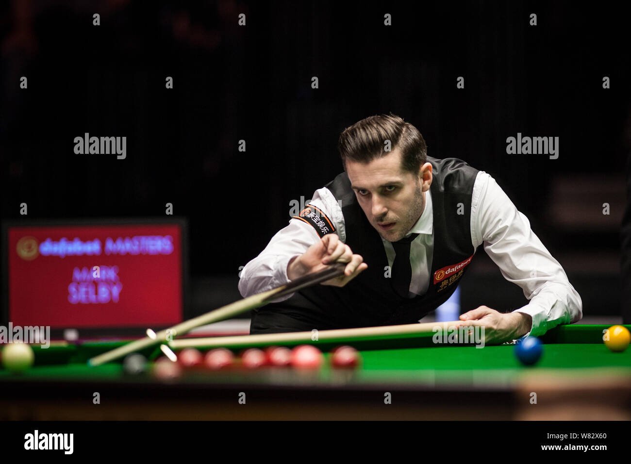 Mark Selby di Inghilterra gioca un colpo di Mark Williams del Galles per il loro match di primo turno durante il 2017 Dafabet Masters snooker torneo a Londra, Foto Stock