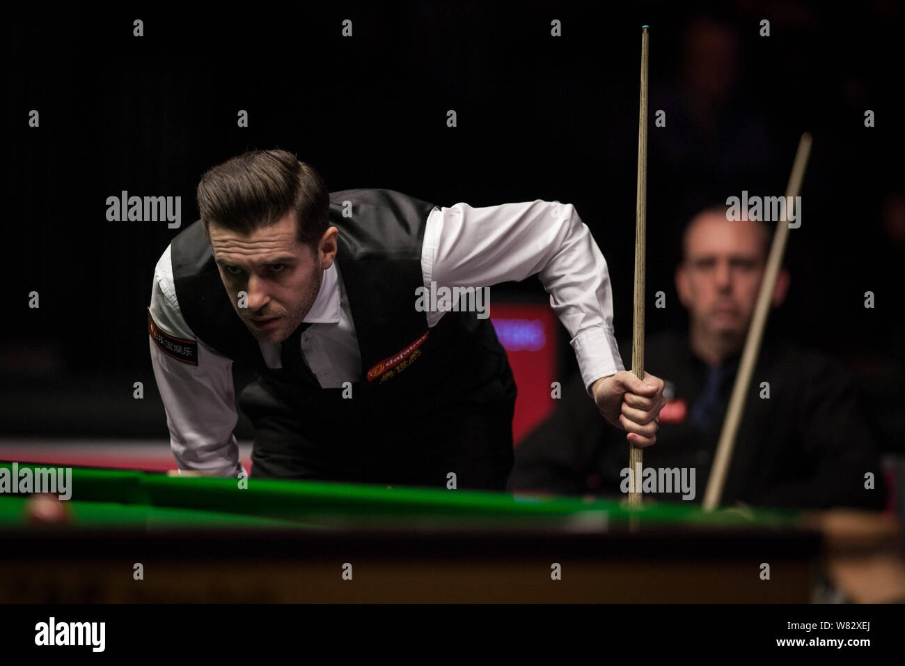 Mark Selby di Inghilterra ritiene che un colpo di Mark Williams del Galles per il loro match di primo turno durante il 2017 Dafabet Masters snooker nel torneo di Lond Foto Stock