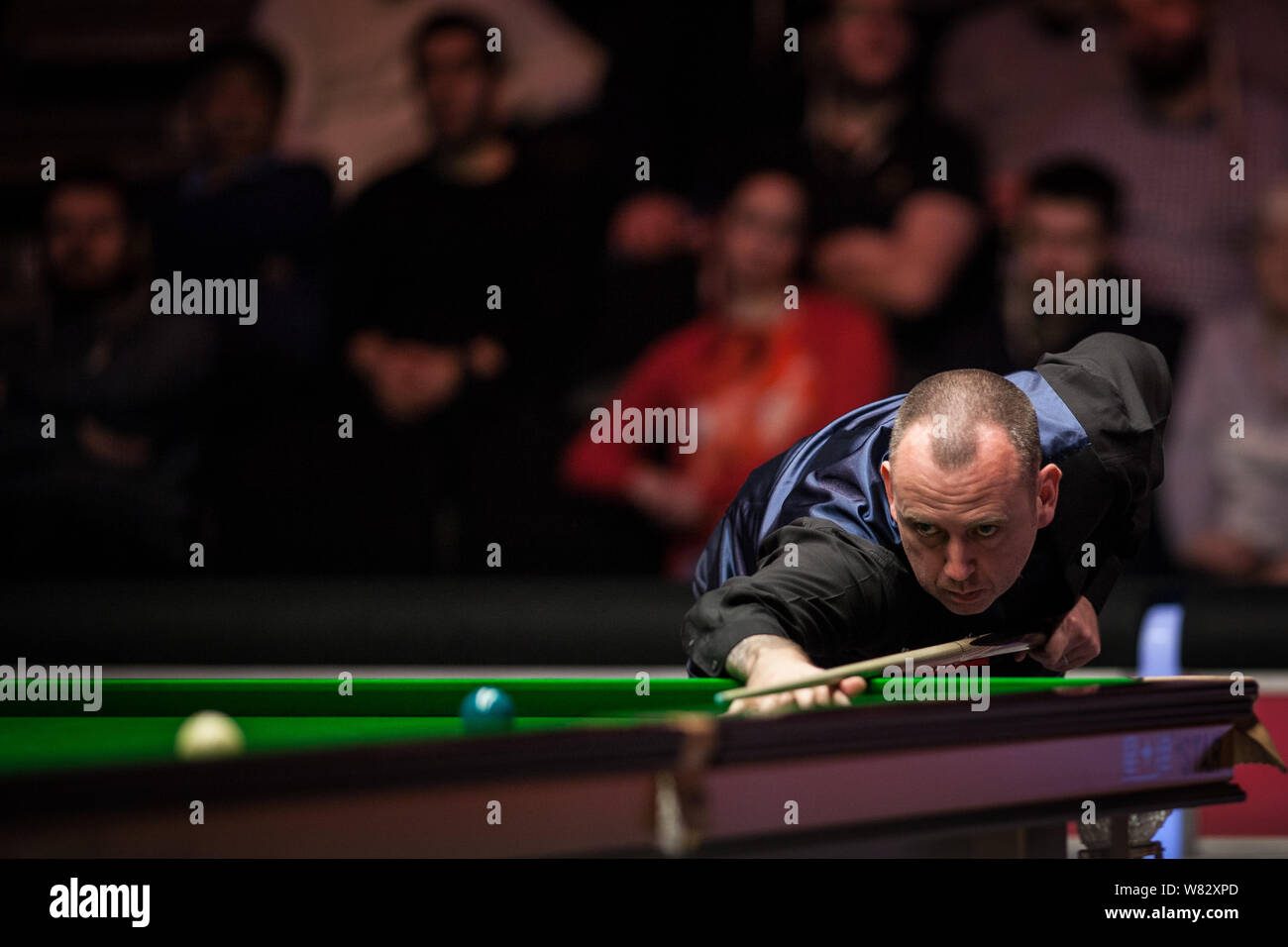 Mark Williams del Galles gioca un colpo di Mark Selby dell'Inghilterra in il loro match di primo turno durante il 2017 Dafabet Masters snooker torneo a Londra, Foto Stock