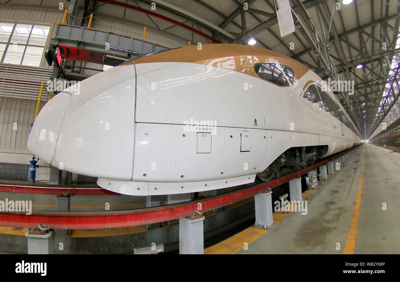La CR400BF multi-unità CRH (Cina ferrovia ad alta velocità) bullet train fabbricato da CRRC Changchun veicoli ferroviari è raffigurato in una statio di manutenzione Foto Stock
