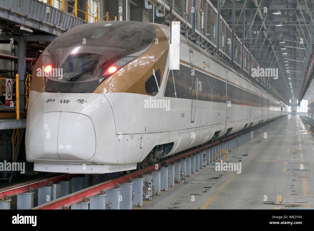 La CR400BF multi-unità CRH (Cina ferrovia ad alta velocità) bullet train fabbricato da CRRC Changchun veicoli ferroviari è raffigurato in una statio di manutenzione Foto Stock