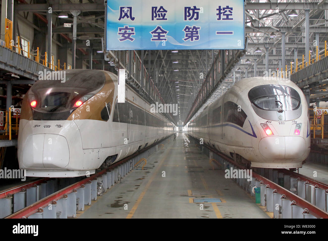 La CR400BF multi-unità CRH (Cina ferrovia ad alta velocità) bullet train fabbricato da CRRC Changchun veicoli ferroviari, sinistro è raffigurato in una manutenzione Foto Stock