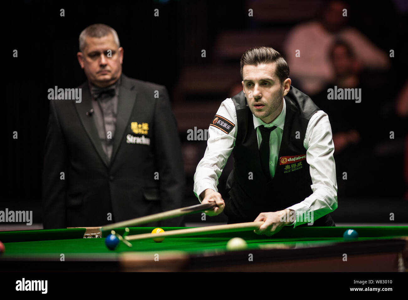 Mark Selby di Inghilterra ritiene che un colpo di Mark Williams del Galles per il loro match di primo turno durante il 2017 Dafabet Masters snooker nel torneo di Lond Foto Stock