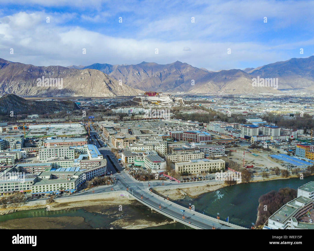 Vista del cantiere della più alta del mondo anello stradale intorno a Lhasa, a sud-ovest della Cina di regione autonoma del Tibet, 5 gennaio 2017. Mai uno a Foto Stock