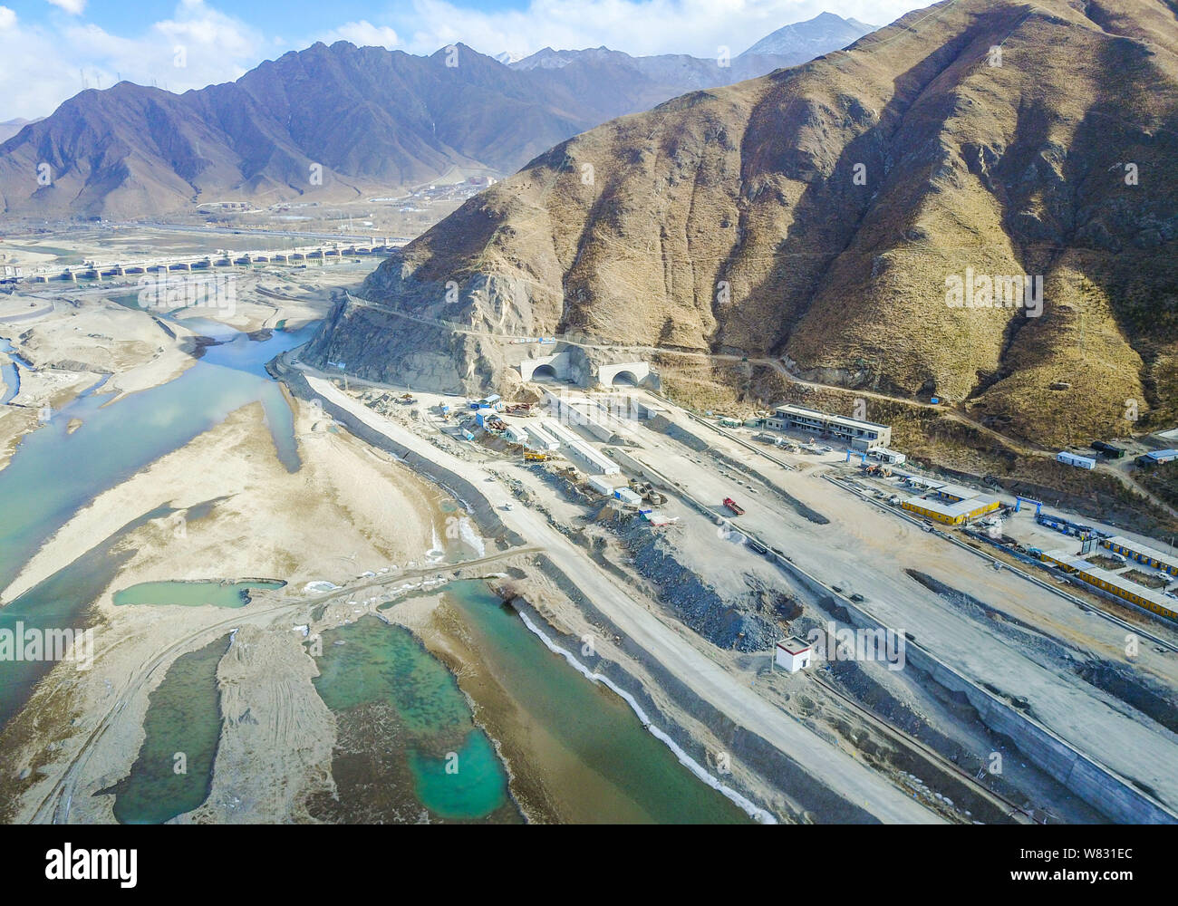 Vista del cantiere della più alta del mondo anello stradale intorno a Lhasa, a sud-ovest della Cina di regione autonoma del Tibet, 5 gennaio 2017. Mai uno a Foto Stock