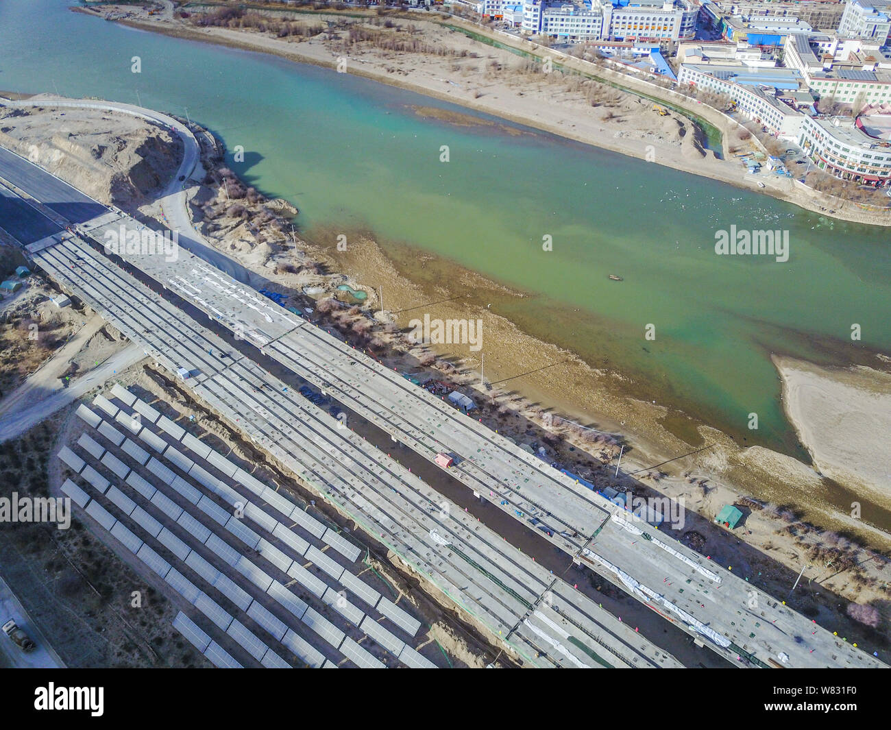 Vista del cantiere della più alta del mondo anello stradale intorno a Lhasa, a sud-ovest della Cina di regione autonoma del Tibet, 5 gennaio 2017. Mai uno a Foto Stock
